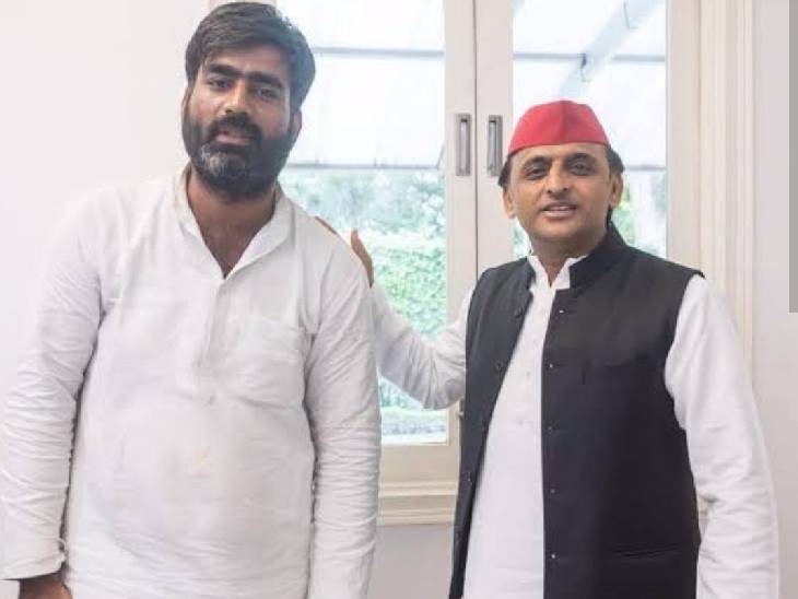 सपा सुप्रीमो अखिलेश यादव के साथ विधायक अतुल प्रधान। वह सोम पर लगातार आरोप लगा रहे हैं।