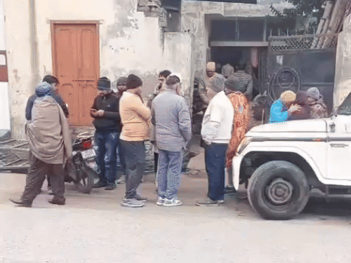 दंपती के घर के बाहर मौजूद लोग।