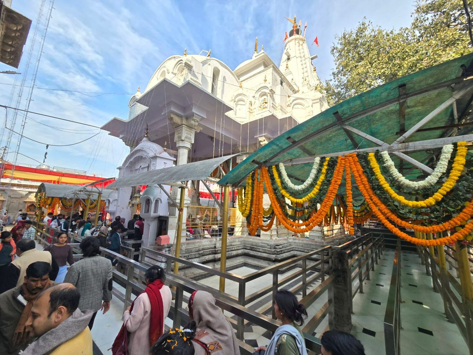 कांगड़ा बजरेश्वरी देवी मंदिर की सजावट का कार्य शुरू है।