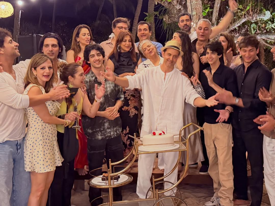 બધાંએ સાથે મળીને હૃતિકને શુભેચ્છા પાઠવી.