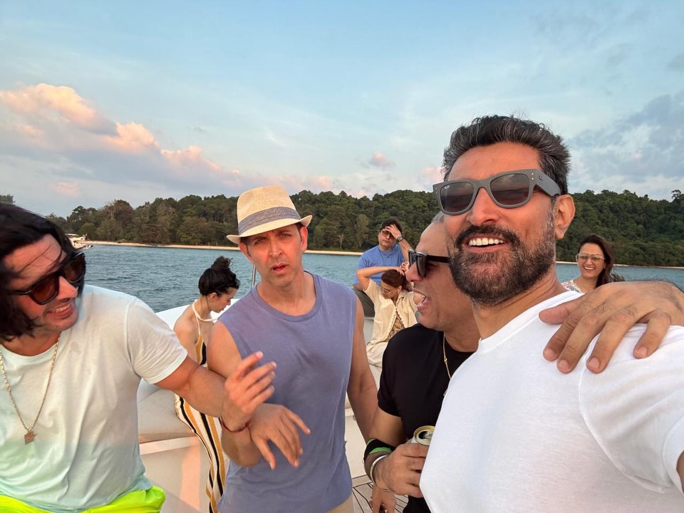 હૃતિકે મિત્રો સાથે યોટ પર પાર્ટી કરી.