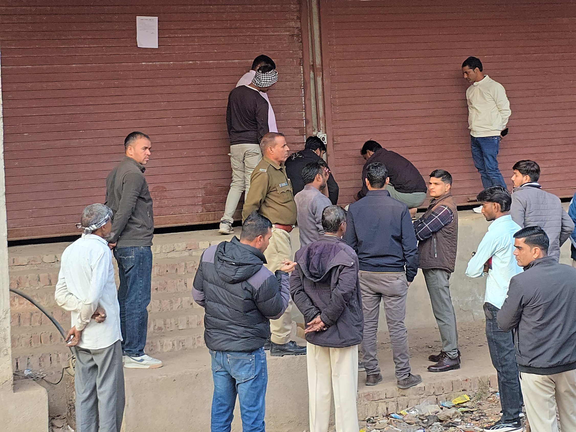 टीम ने भवन को चारों ओर से घेरकर पहले कागजी और भौतिक प्रक्रिया पूरी की।