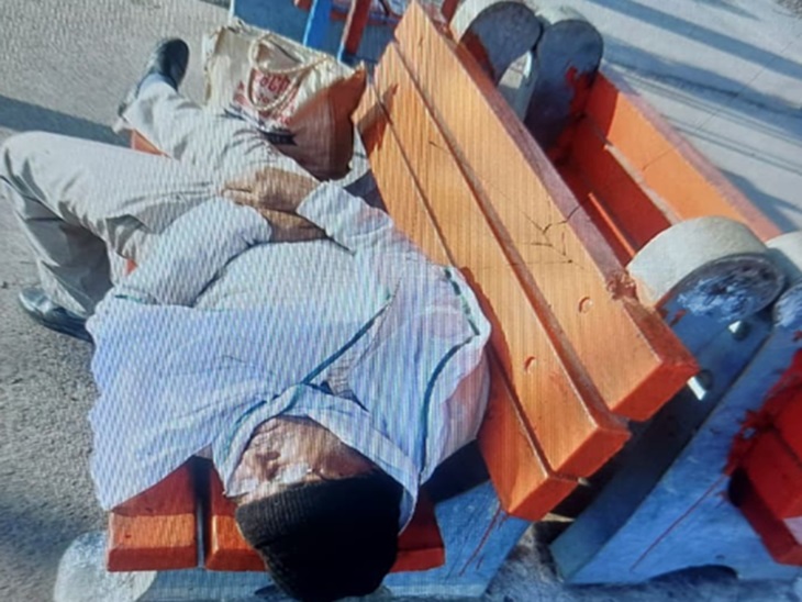 रेलवे स्टेशन पर बैंच पर लेटा हुए भीम सिंह।