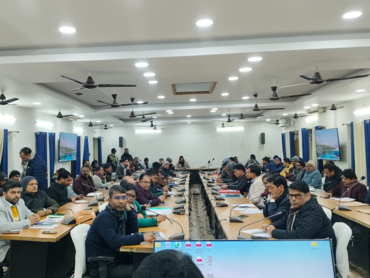 बैठक में मौजूद पदाधिकारी।