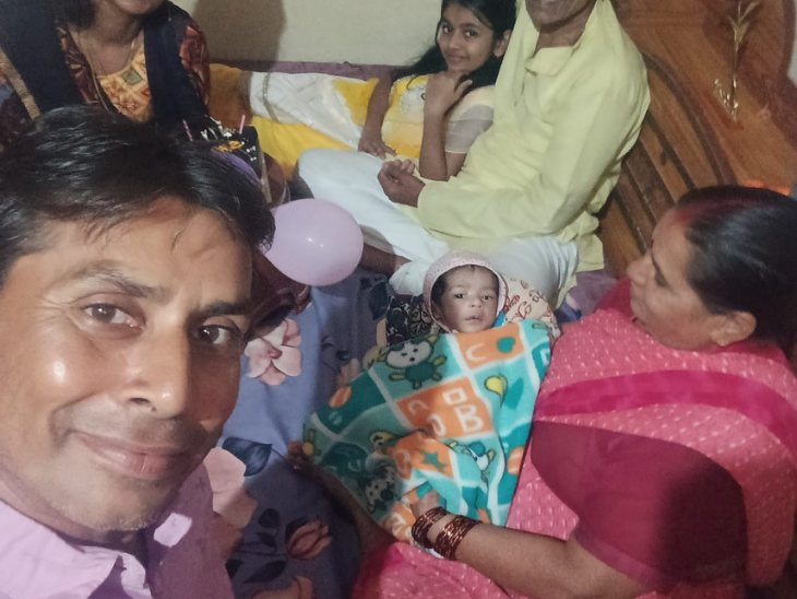 आव्यान को जब पहली बार घर लाया गया था, ये तब की तस्वीर है।