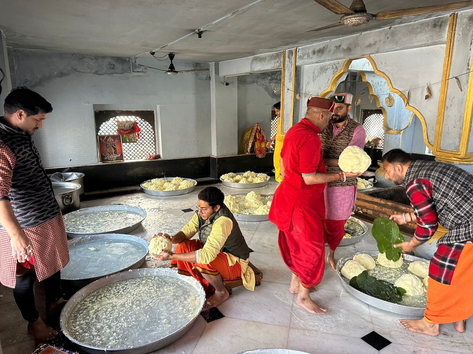 3 देसी घी से मक्खन तैयार करते पुजारी।