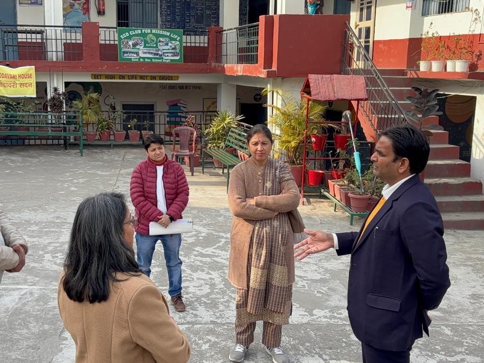 बगली स्कूल में स्टाफ से चर्चा करते डीसी हेमराज वैरवा।