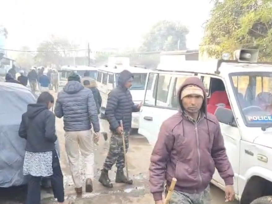 छापेमारी के दौरान कुछ ठिकानों से नकदी बरामद होने की भी जानकारी सामने आ रही है