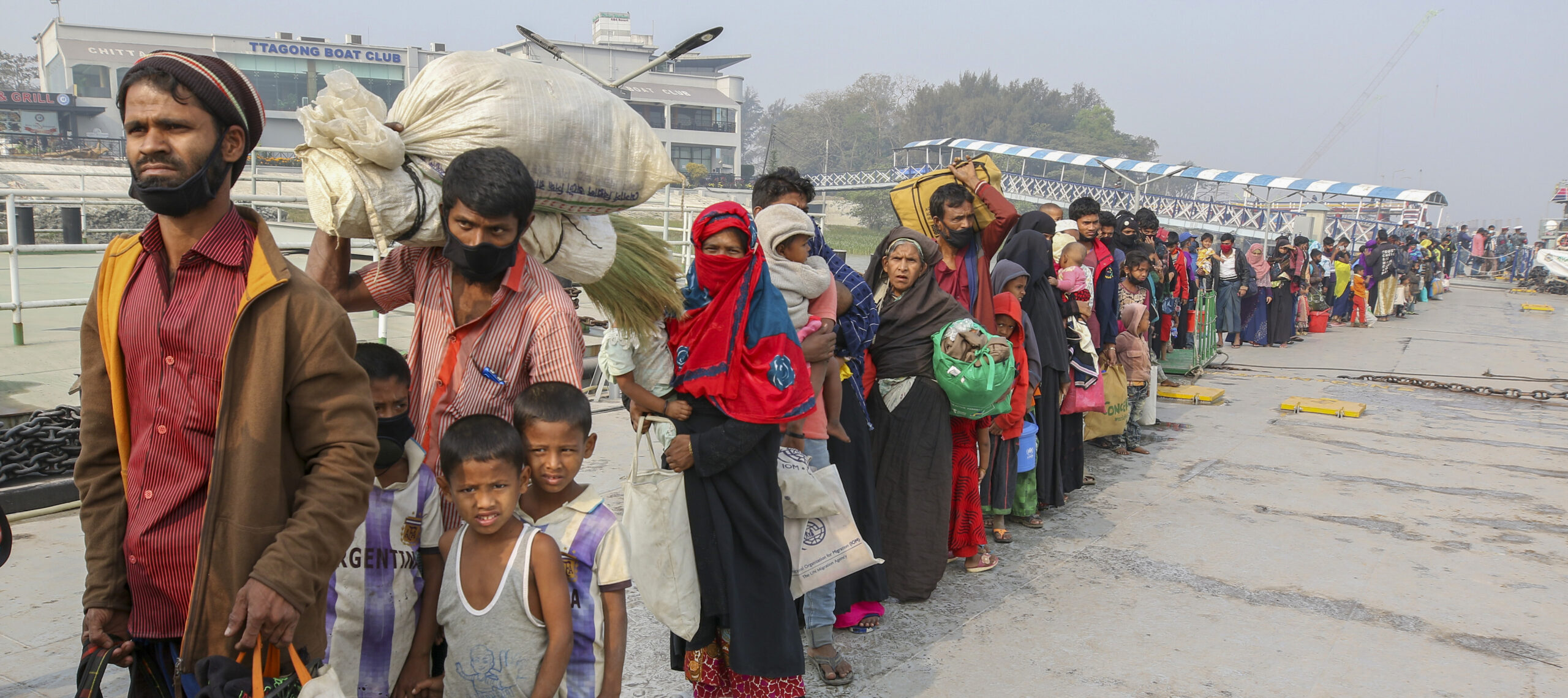 ২০১৭ সালে মিয়ানমার সেনাবাহিনীর অভিযানের কারণে ৭ লাখ রোহিঙ্গা তাদের বাড়িঘর ছেড়ে বাংলাদেশে চলে যায়।