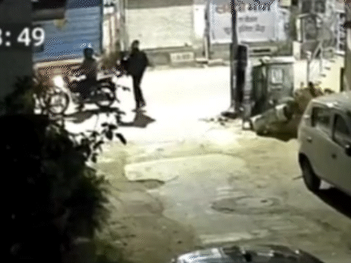 बाइक चोरी की वारदात को तीन बदमाशों ने अंजाम दिया। दो बदमाशों ने गली में रेकी की। इसके बाद तीसरा बदमाश मास्टर चाबी से लॉक तोड़कर बाइक को चुराकर भागा।