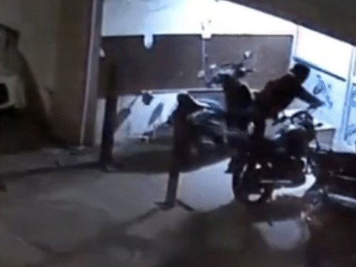 22-गोदाम स्थित नंदपुरी गली नंबर-2 स्थित एक अपार्टमेंट की पार्किंग से बाइक को चुराकर लेकर जाता बदमाश।