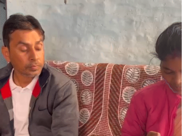 भागीरथपुरा में रहने वाली साधना अपने बेटे की तस्वीर देखकर फफक पड़ती हैं।