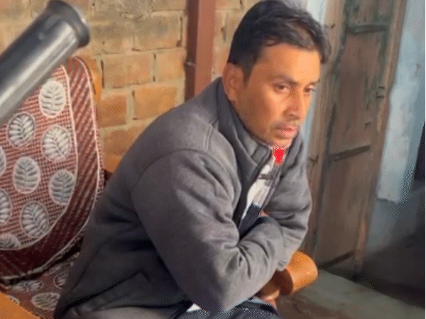 अव्यान के पिता जो उसके जाने के बाद से गम में हैं।