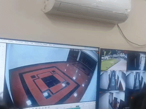 यूनिवर्सिटी के ब्वॉयज हॉस्टल में आलू गुंडा नहीं देने पर पर छात्र और रसोइए के बीच मारपीट - Dainik Bhaskar