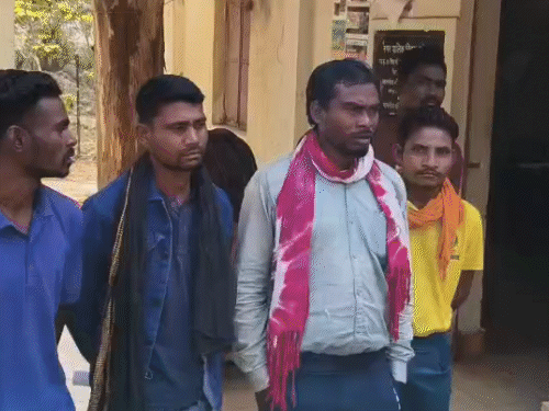 जिला मेडिकल कॉलेज अस्पताल में युवक के परिजन