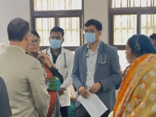 किसान को गंभीर हालत में मेडिकल कॉलेज अस्पताल में भर्ती कराया गया।