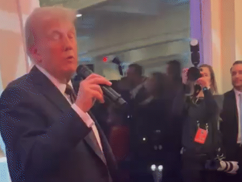 ट्रम्प के जनवरी 2025 में हुए शपथ ग्रहण समारोह में सर्जियो गोर अंबानी के बगल में खड़े दिखे थे।