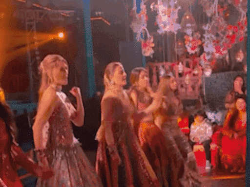 भोजपुरी गाने लॉलीपोप लागे लूं पर कृति सेनन और एक्टर वरूण शर्मा ने परफॉर्म किया