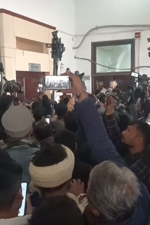 अपर्णा यादव 9 जनवरी को KGMU पहुंची थीं। इस दौरान उनके समर्थकों पर वीसी कार्यालय के बाहर हंगामा करने का आरोप लगा है।