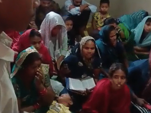 Conversion in the guise of prayer meeting in Bilaspur | प्रार्थना सभा की आड़ में धर्मांतरण, पास्टर गिरफ्तार: बिलासपुर में बीमारी ठीक करने और भोजन का दिया लालच ...