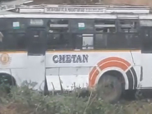हरिपुरधार के बाद मंडी में प्राइवेट बस दुर्घटनाग्रस्त:  5 यात्री घायल, सड़क से 30 फीट नीचे पलटी, करसोग के चरखंडी के पास हादसा – Mandi (Himachal Pradesh) News