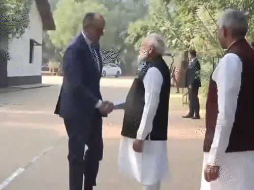 साबरमती आश्रम पहुंचने पर पीएम मोदी ने जर्मन चांसलर फ्रेडरिक मर्ज का स्वागत किया।