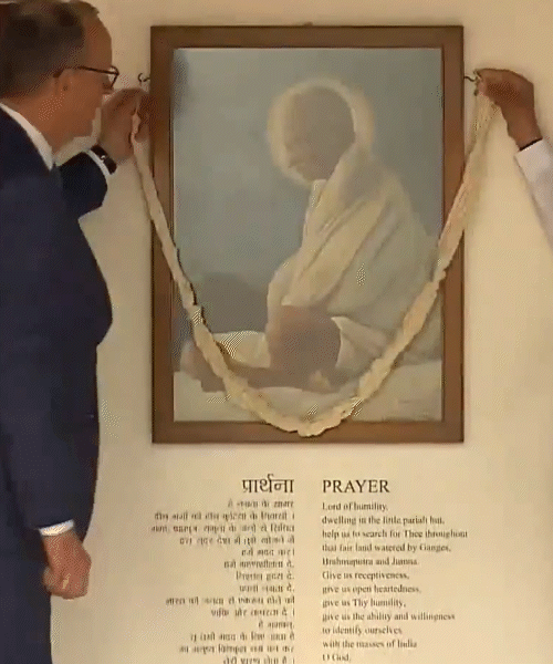 पीएम मोदी और जर्मन चांसलर फ्रेडरिक मर्ज ने महात्मा गांधी की तस्वीर पर सूत चढ़ाया।