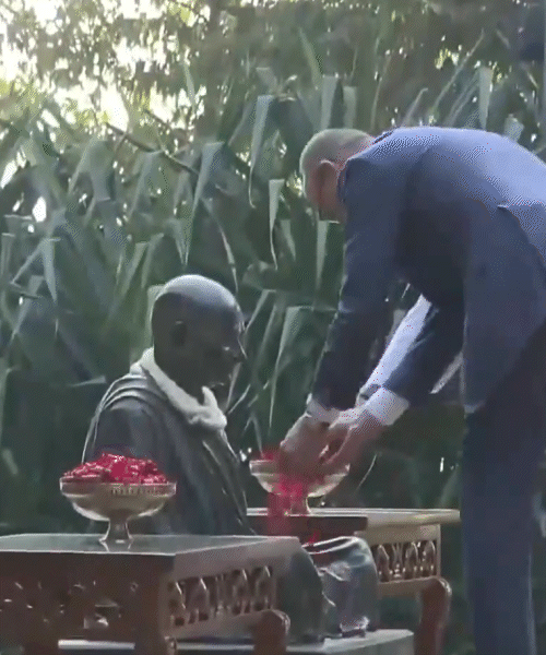 पीएम मोदी और जर्मन चांसलर फ्रेडरिक मर्ज ने महात्मा गांधी की मूर्ति पर फूल चढ़ाए।