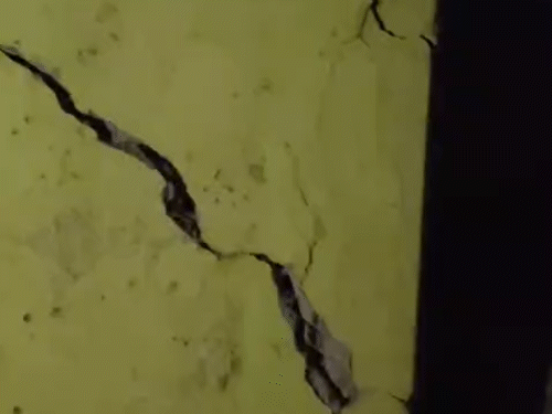 शिमला में टनल निर्माण के कारण घरों में आई दरारें।