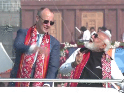 पीएम मोदी और जर्मन चांसलर फ्रेडरिक मर्ज ने साथ में पतंग उड़ाई।