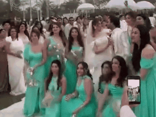 बहन नूपुर सेनन की क्रिश्चियन रीति-रिवाज से शादी में कृति सेनन ने स्काई ब्लू कलर का गाउन पहना।