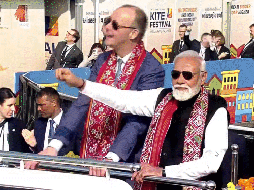 काइट फेस्टिवल में भारत और जर्मनी की दोस्ती को दर्शाती हुए पतंग भी उड़ाई गईं।