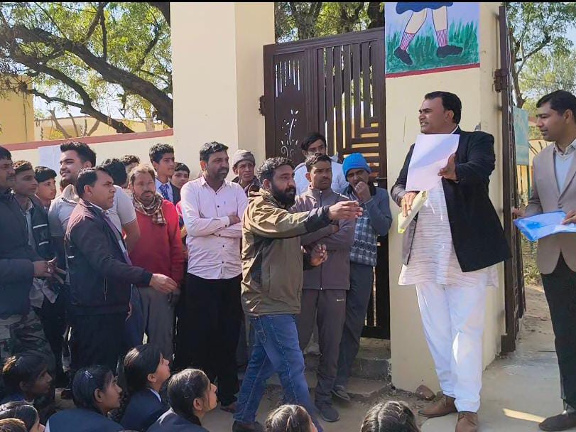 भूगोल व्याख्याता अनिल कुमार के तबादले आदेश के विरोध में स्कूल गेट को ताला लगाया।