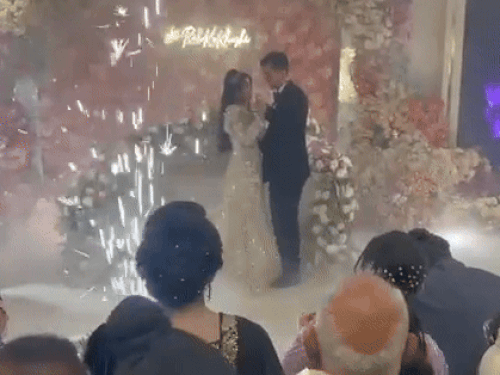 दिल्ली में कार्यक्रम के दौरान मंगेतर खुशबू ओबेरॉय डांस करते हुए IRS राहुल सांगवान।