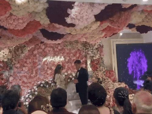 दिल्ली की IRS अधिकारी खुशबू ओबेरॉय को रिंग पहनाते हुए राहुल सांगवान।