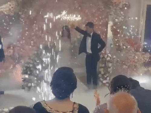 दिल्ली में कार्यक्रम के दौरान मंगेतर खुशबू ओबेरॉय डांस करते हुए IRS राहुल सांगवान।