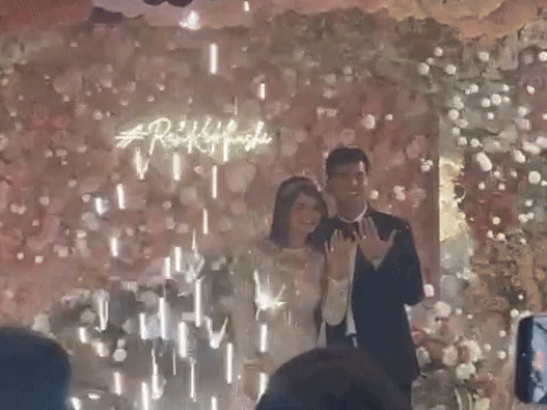 दिल्ली में कार्यक्रम के दौरान अपनी रिंग दिखाते हुए IRS राहुल सांगवान और खुशबू ओबेरॉय।