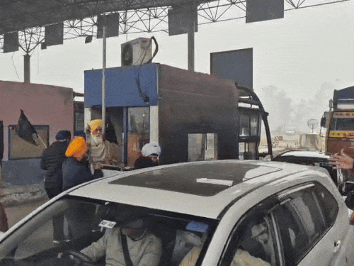 लुधियाना में प्रदर्शनकारियों ने लाडोवाल टोल प्लाजा के बूम बैरियर हटा दिए। - Dainik Bhaskar