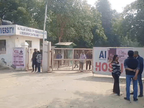 यूनिवर्सिटी के ट्रस्ट के नाम पर विदेशों से फंडिंग और झूठी मान्यताओं का हवाला देकर 415.10 करोड़ की काली कमाई की गई