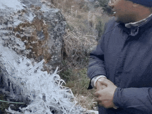 उत्तराखंड के चमोली में पाइपलाइन का पानी जम गया। यहां तापमान -5°C है।