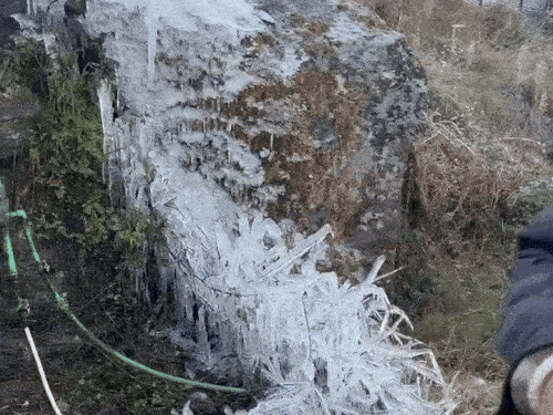 उत्तराखंड के चमोली में सोमवार को झरने जमे हुए दिखे।