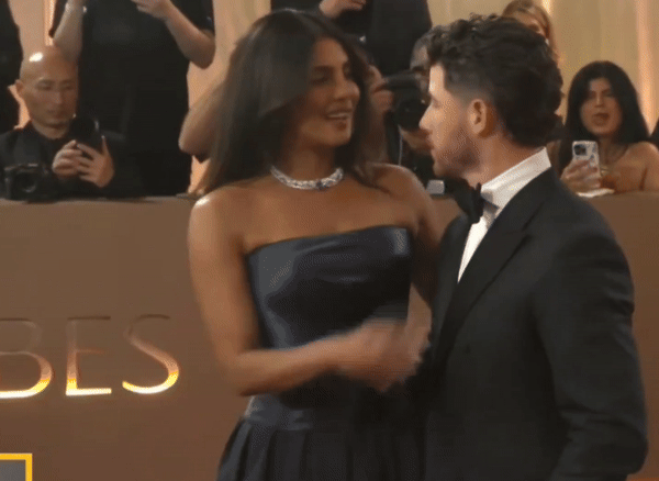 रेड कार्पेट पर प्रियंका पति निक की बो ठीक करती दिखीं।