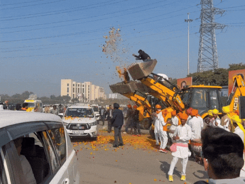 भाजपा के कार्यकारी राष्ट्रीय अध्यक्ष नितिन नबीन के स्वागत में बुलडोजर से फूल बरसाए गए।