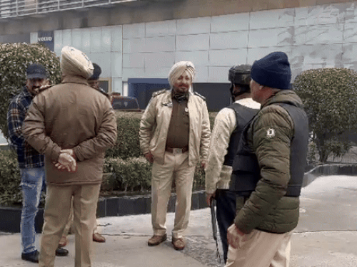 चंडीगढ़ में बम की सूचना से हड़कंप:  मौके पर पहुंची बम स्क्वायड टीम; 26 जनवरी के मद्देनजर की गई मॉक ड्रिल – Chandigarh News