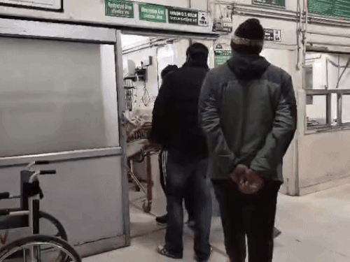 आनन-फानन में उन्हें सोनीपत के एक अस्पताल ले जाया गया, जहां डॉक्टरों ने जांच के बाद उन्हें मृत घोषित कर दिया।