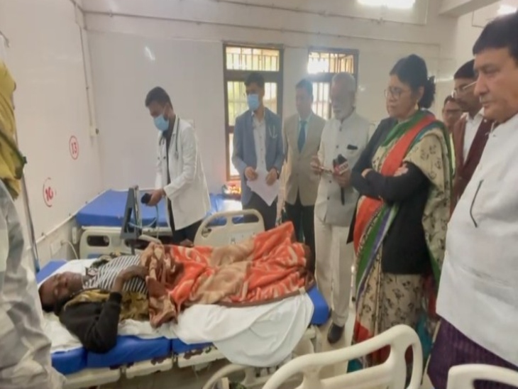 कोरबा सांसद ज्योत्सना महंत किसान से मिलने अस्पताल पहुंची।