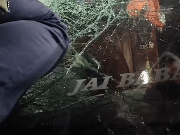 कांच तोड़ने के दौरान वहां भीड़ लग गई।