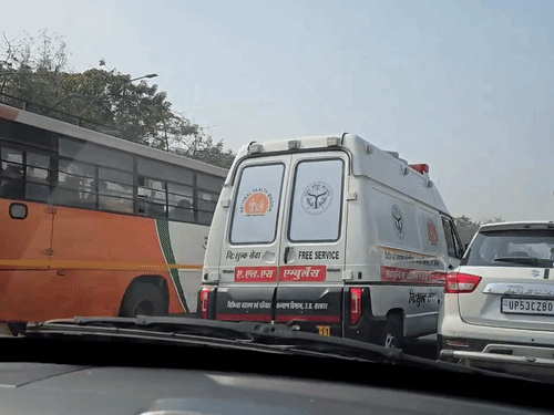 कमता चौराहे के पास एम्बुलेंस जाम में फंसी रही।