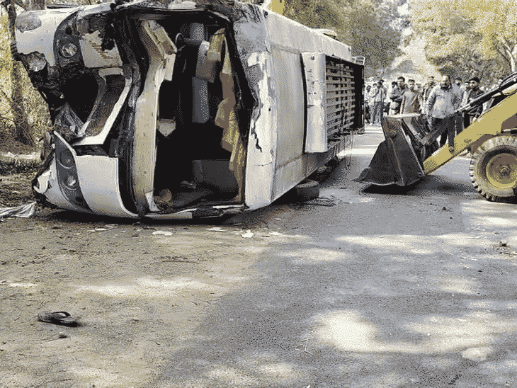 हाईवे पर बस पलट गई। इसमें 20 लोग घायल हो गए।