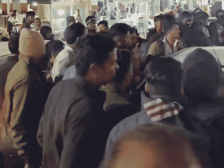 कार के अंदर मासूम फंस गया। कांच तोड़कर निकालना पड़ा। - Dainik Bhaskar